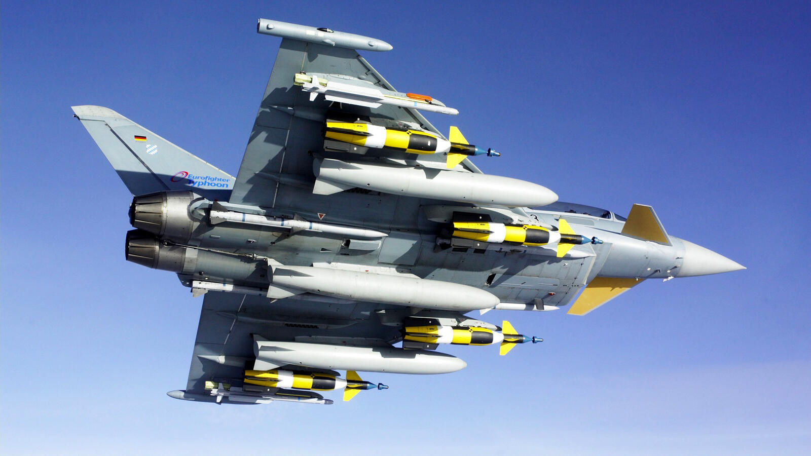 免费照片欧洲战斗机 "台风 "满载弹药飞行