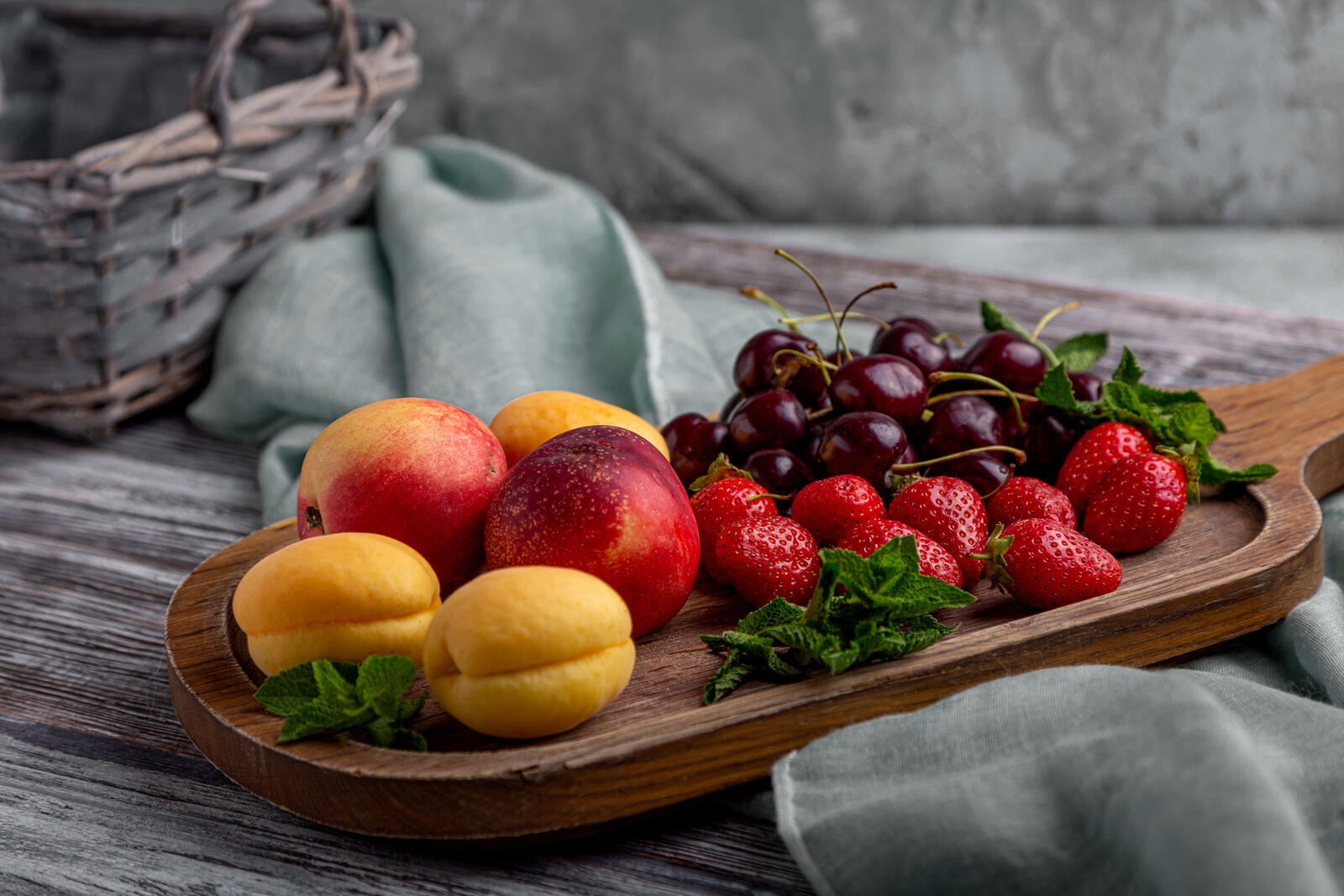 Free photo Fruit on a wooden tray