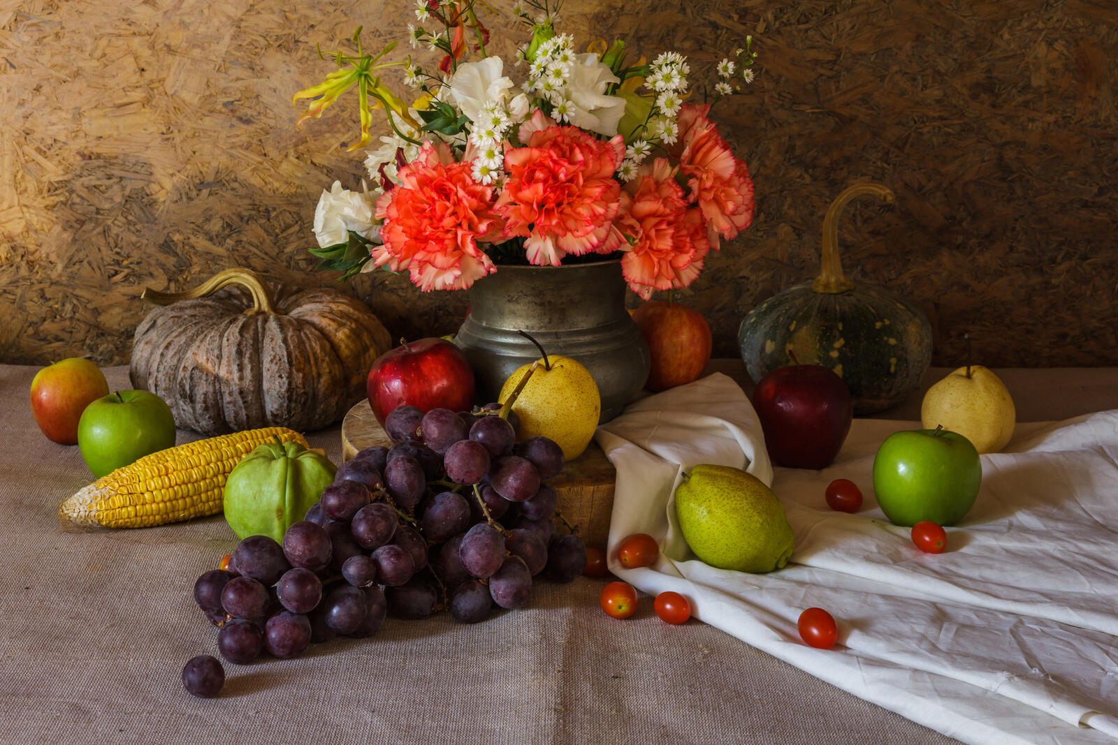 Free photo Still life with grapes and a carnation