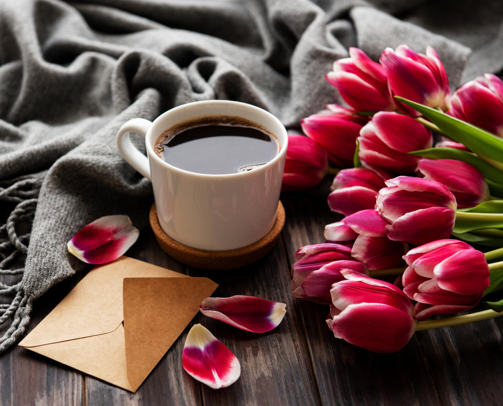 Бесплатное фото Кофе и тюльпаны