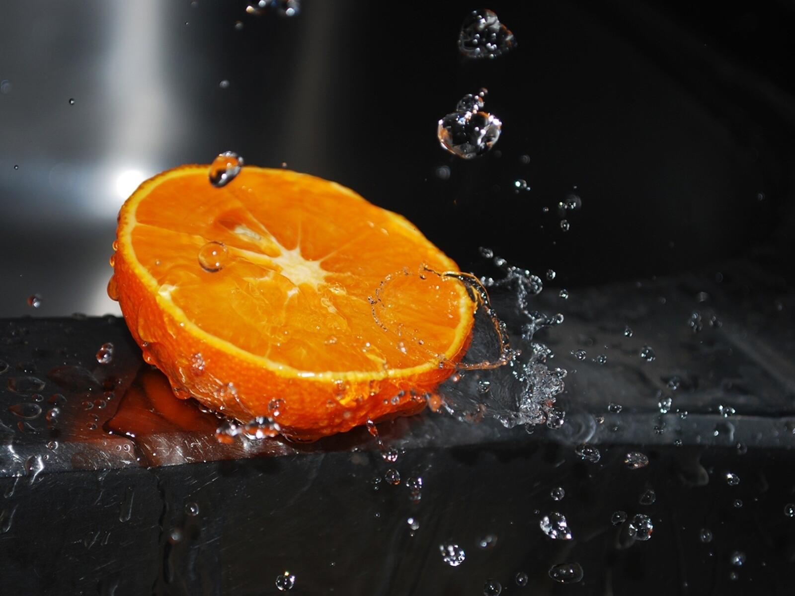 Обои апельсин оранжевый капли воды на рабочий стол