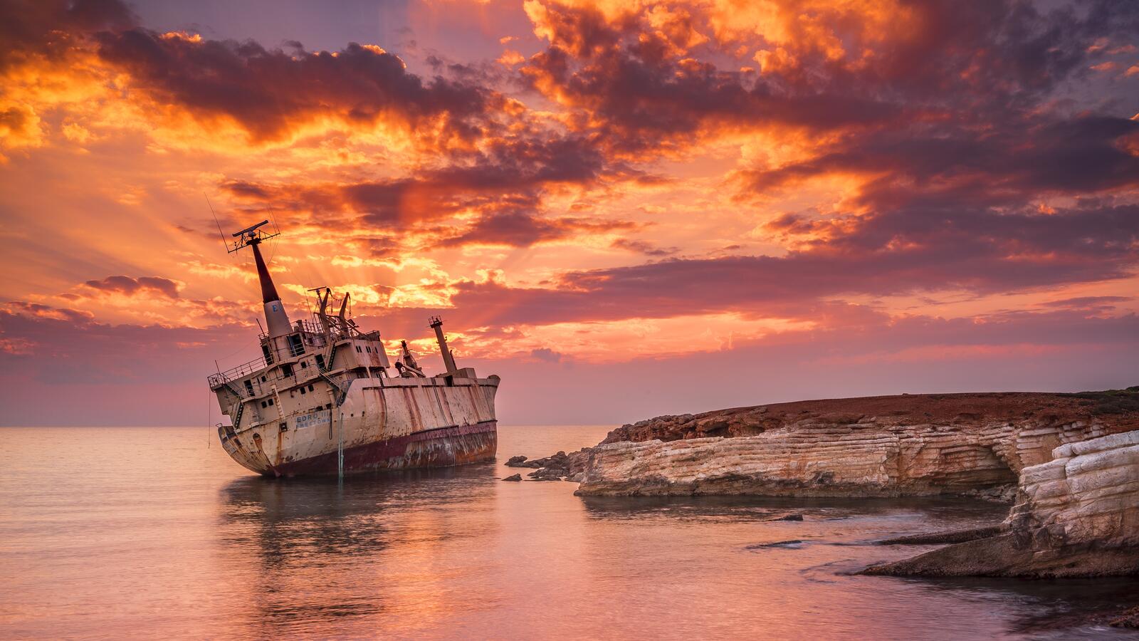 Обои старый корабль у берега на мели на рабочий стол