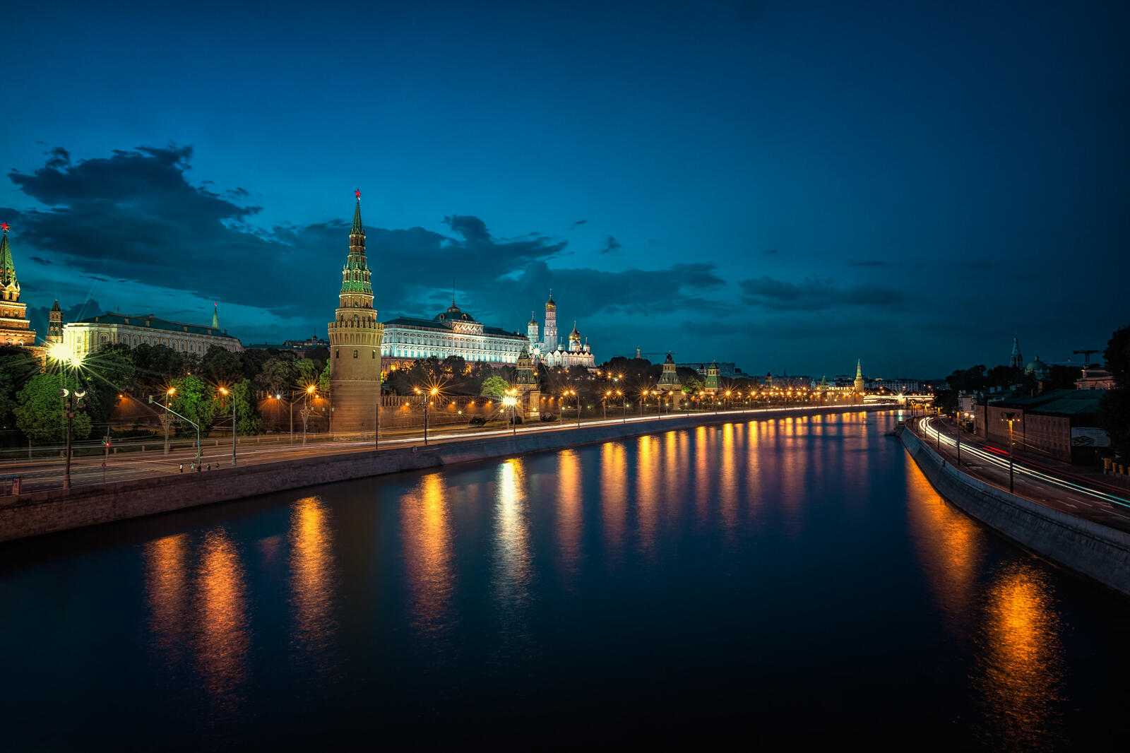 Wallpapers Moscow Kremlin and Moscow River Illuminated in the Evening night light on the desktop