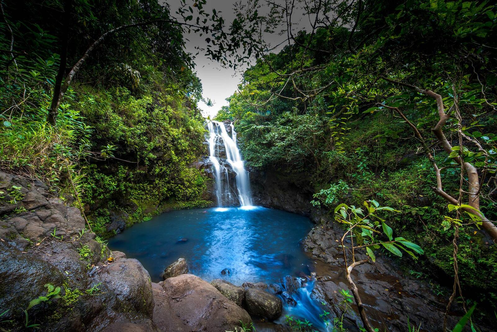 Обои Waimano Falls Hawaii водопад на рабочий стол