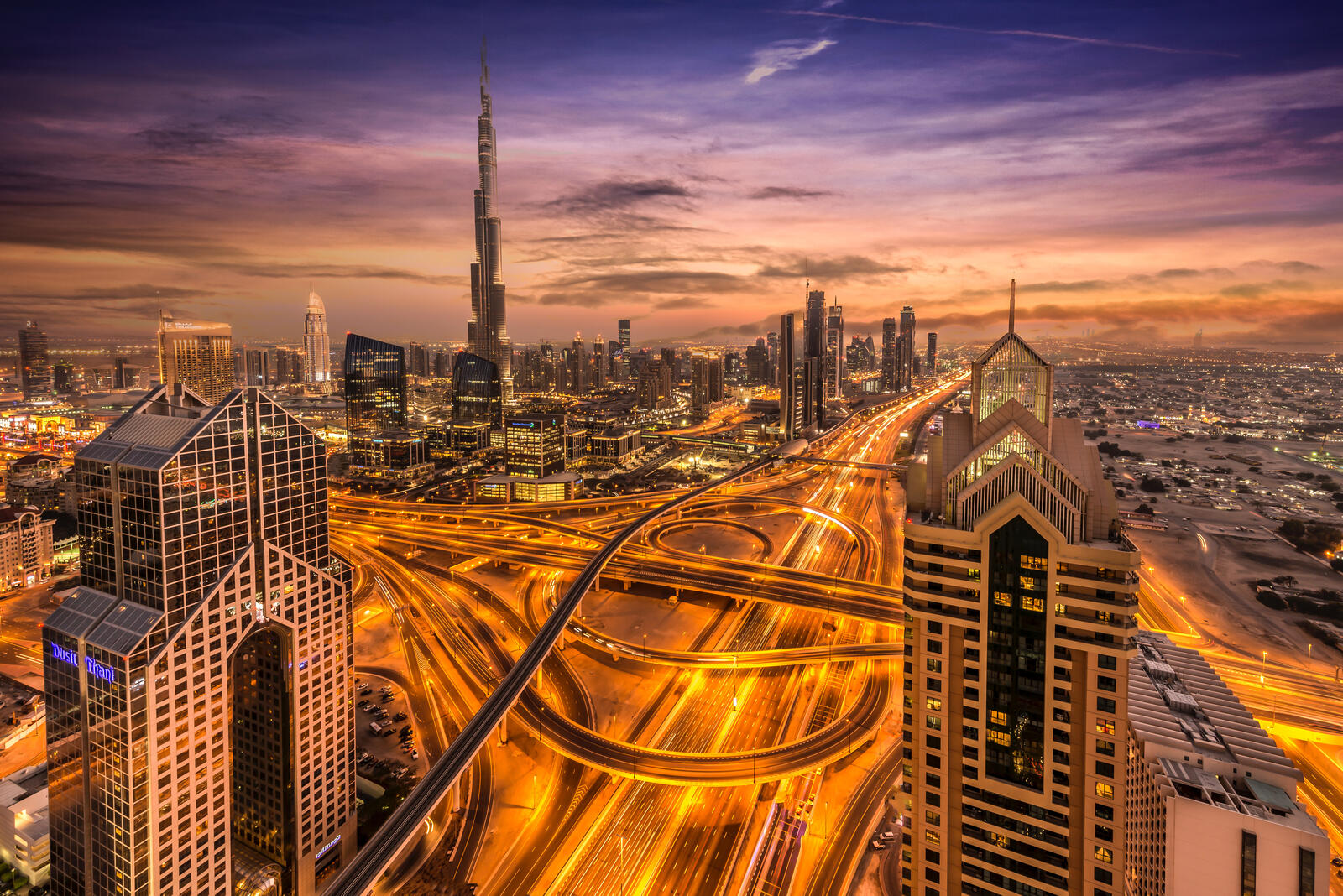 Free photo Highway interchange in Dubai at night