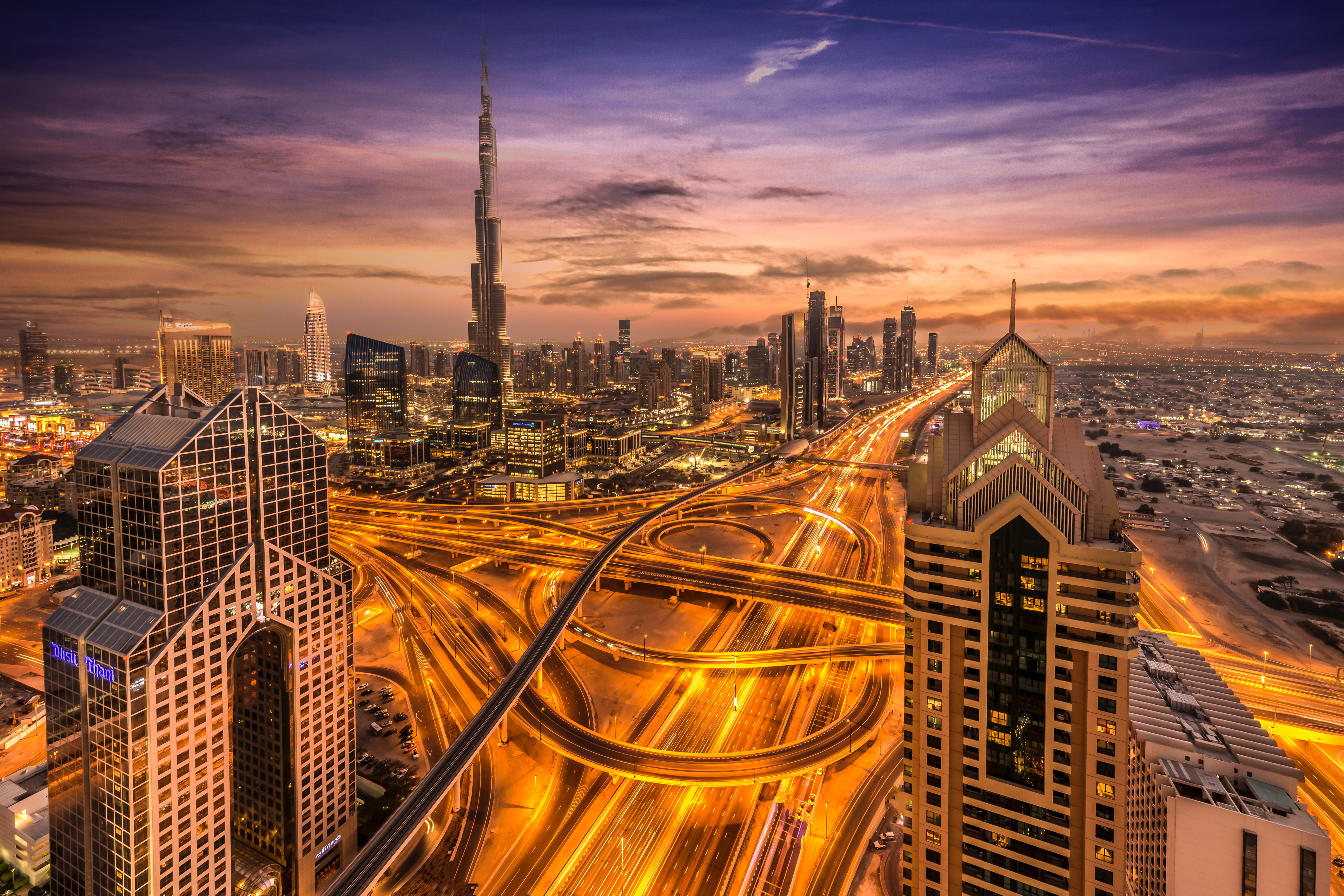 Бесплатное фото Развязка автомагистрали в Дубаи ночью