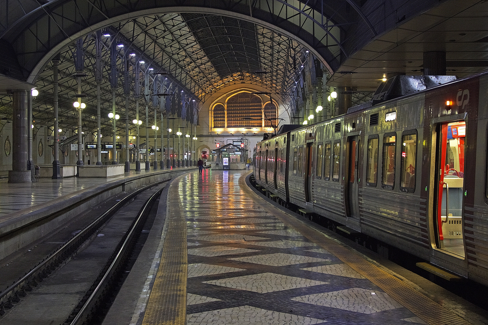 Обои Последний поезд станция Россио Лиссабон на рабочий стол