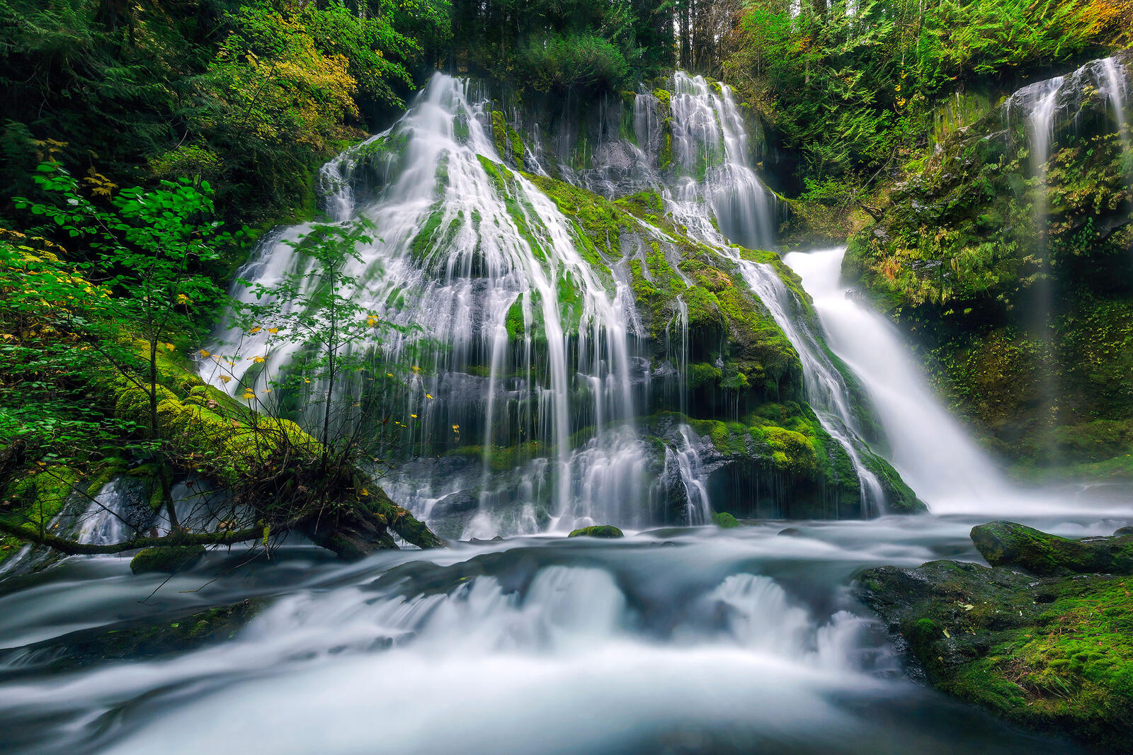 Бесплатное фото Красивый маленький водопад
