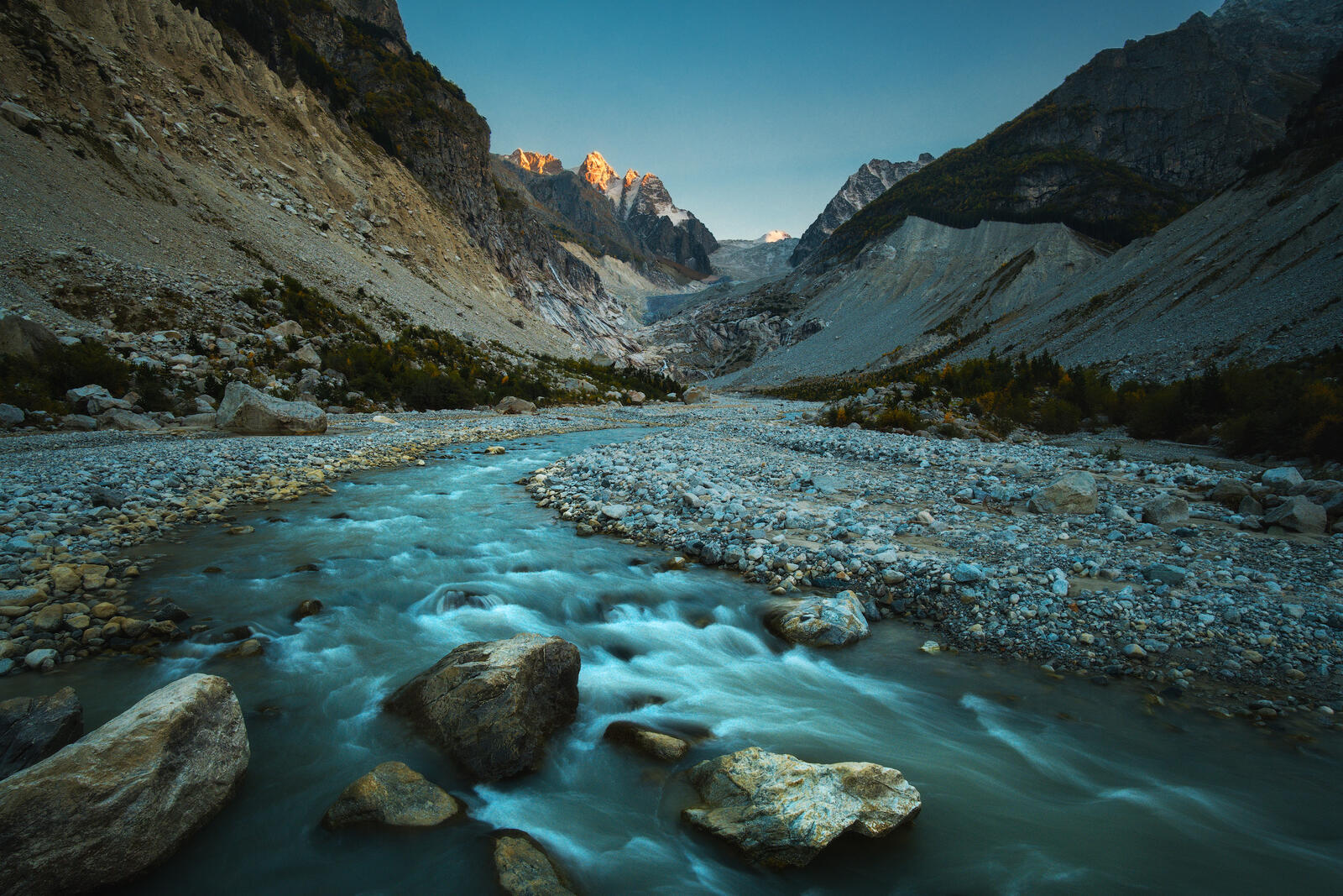 Бесплатное фото Вид на реку Караугомдон в горах Кавказа