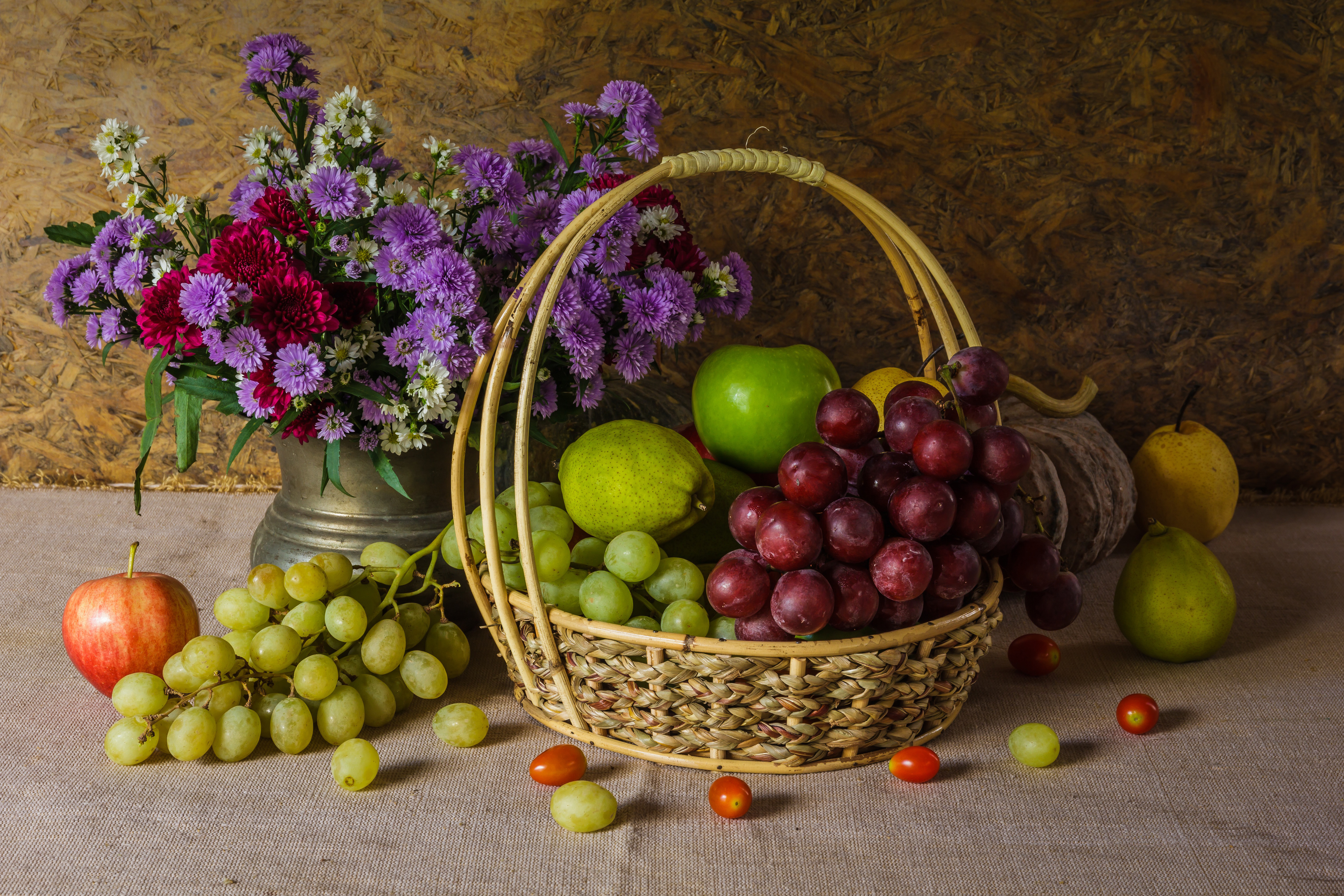 Bouquet and fruits in a basket · free photo