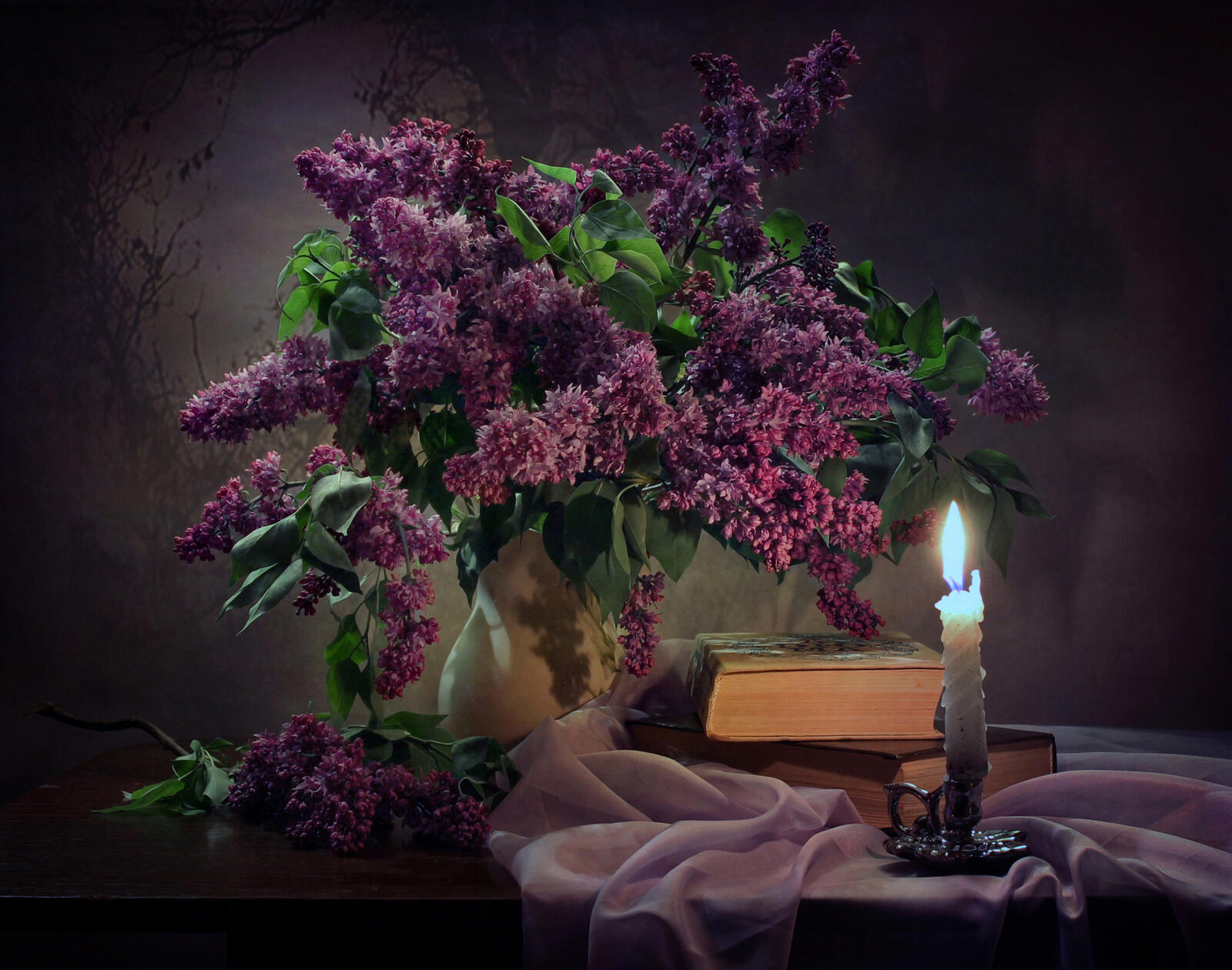 桌面上的壁纸静物 丁香花束 淡紫色