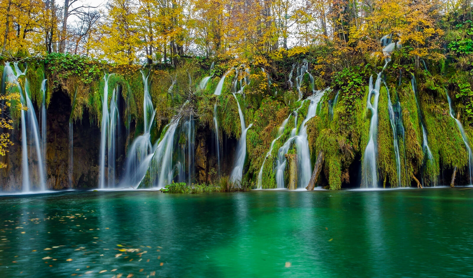 Обои пейзажи Хорватия водопад в лесу на рабочий стол