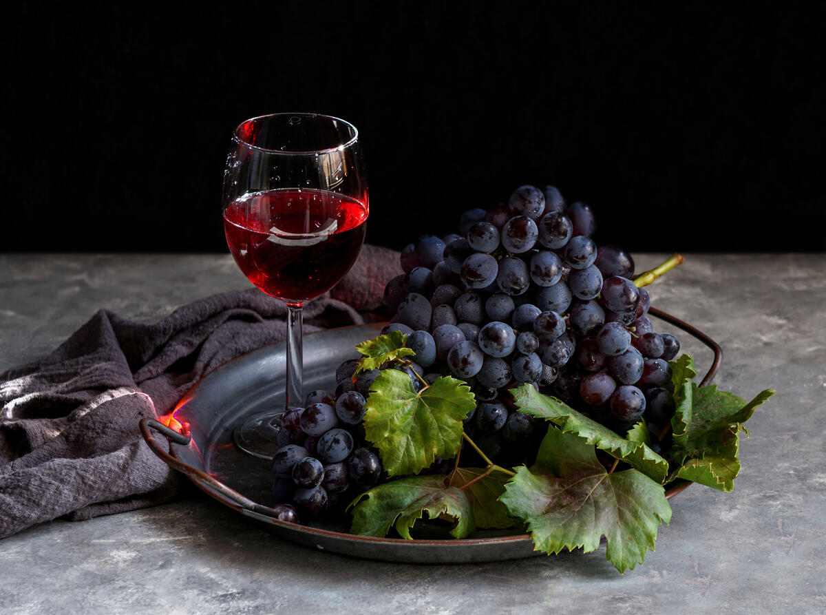 Бокал вина и гроздь винограда