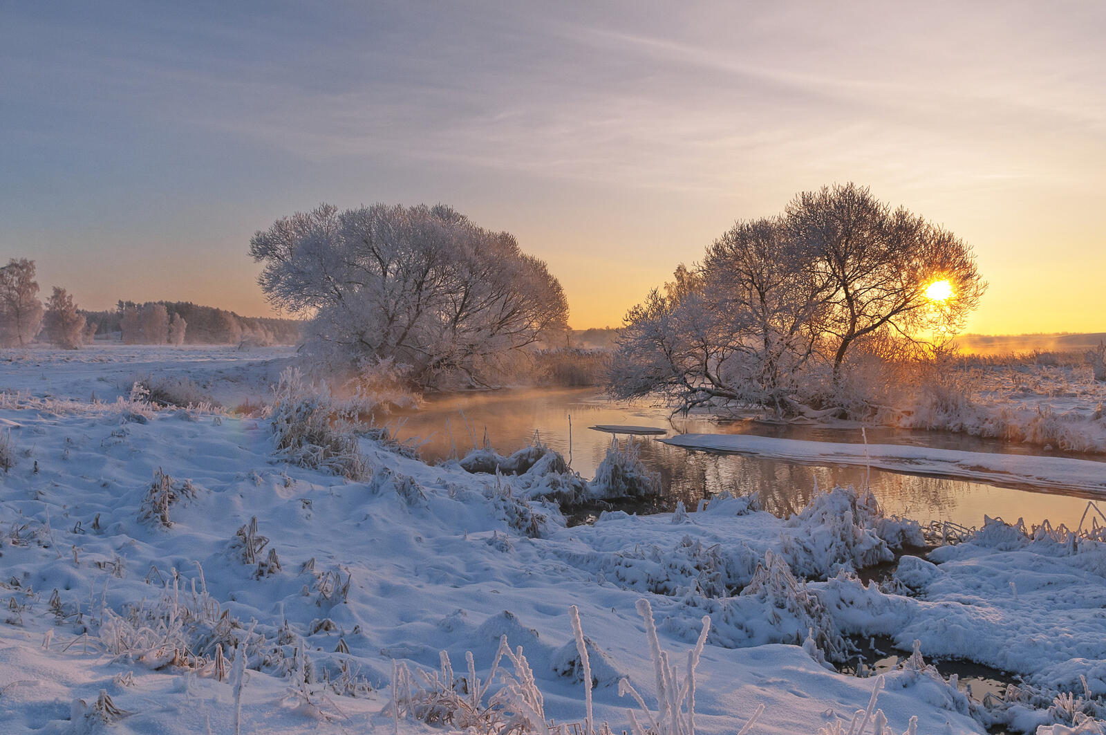 Free photo Winter river on the background of sunrise