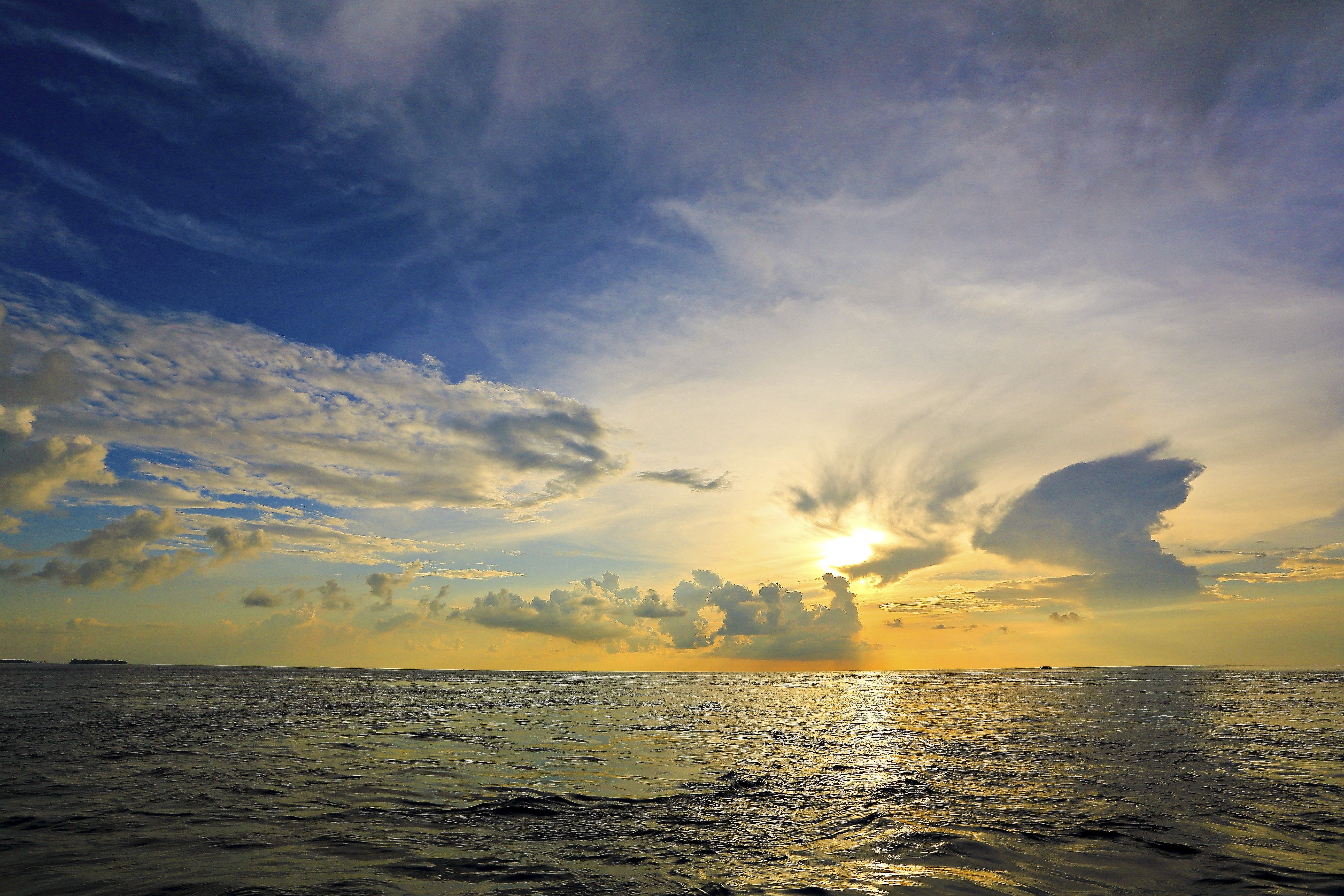 Фото бесплатно облака, закат, спокойное море