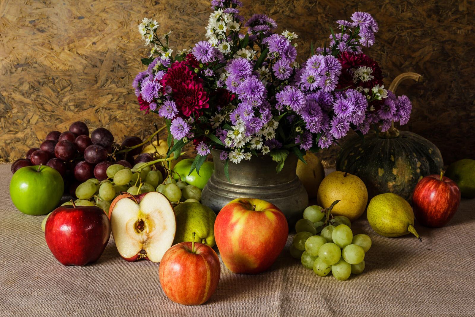 Free photo Still life with flowers and apples