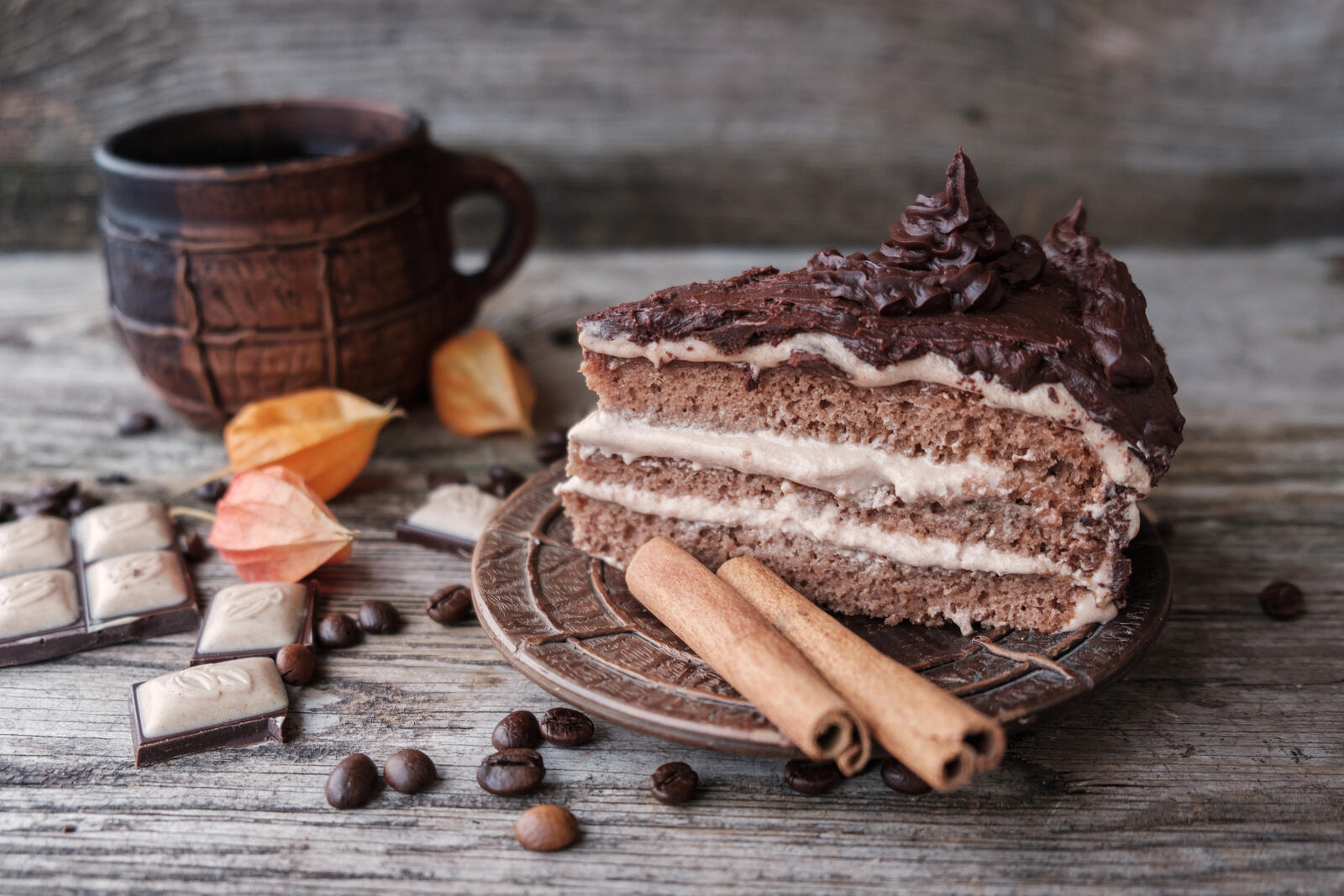 Бесплатное фото Кусок торта с шоколадным кремом