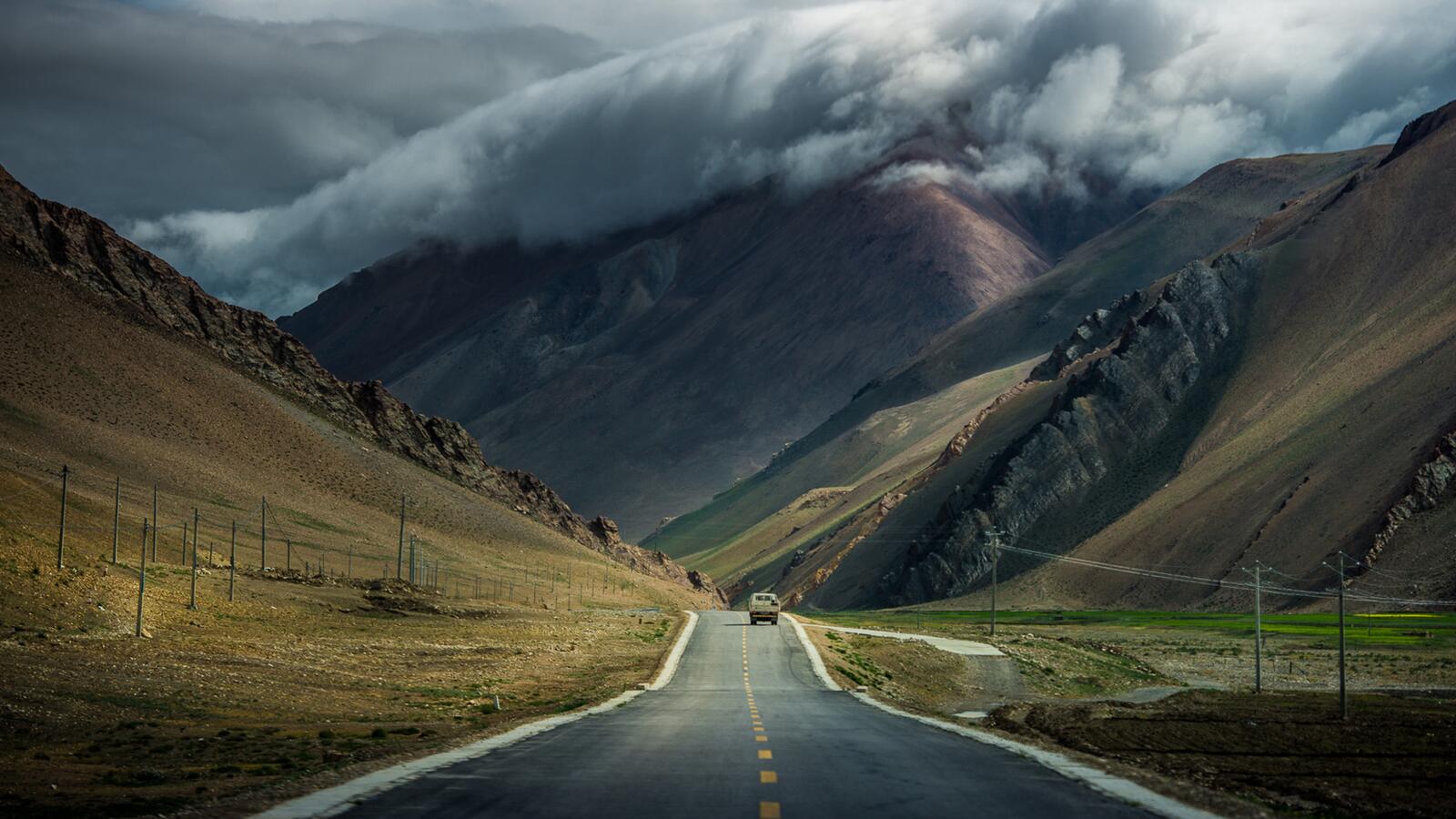 Free photo The road between mountains