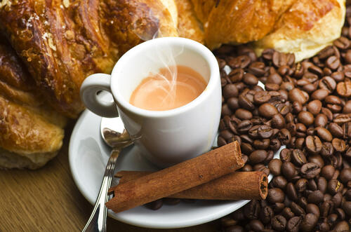肉桂咖啡和烘培食品-