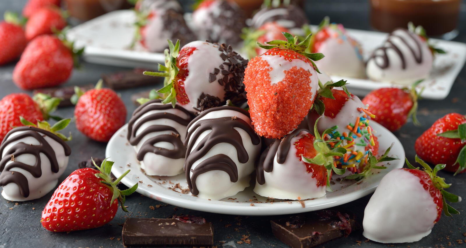 桌面上的壁纸甜点 巧克力草莓 草莓