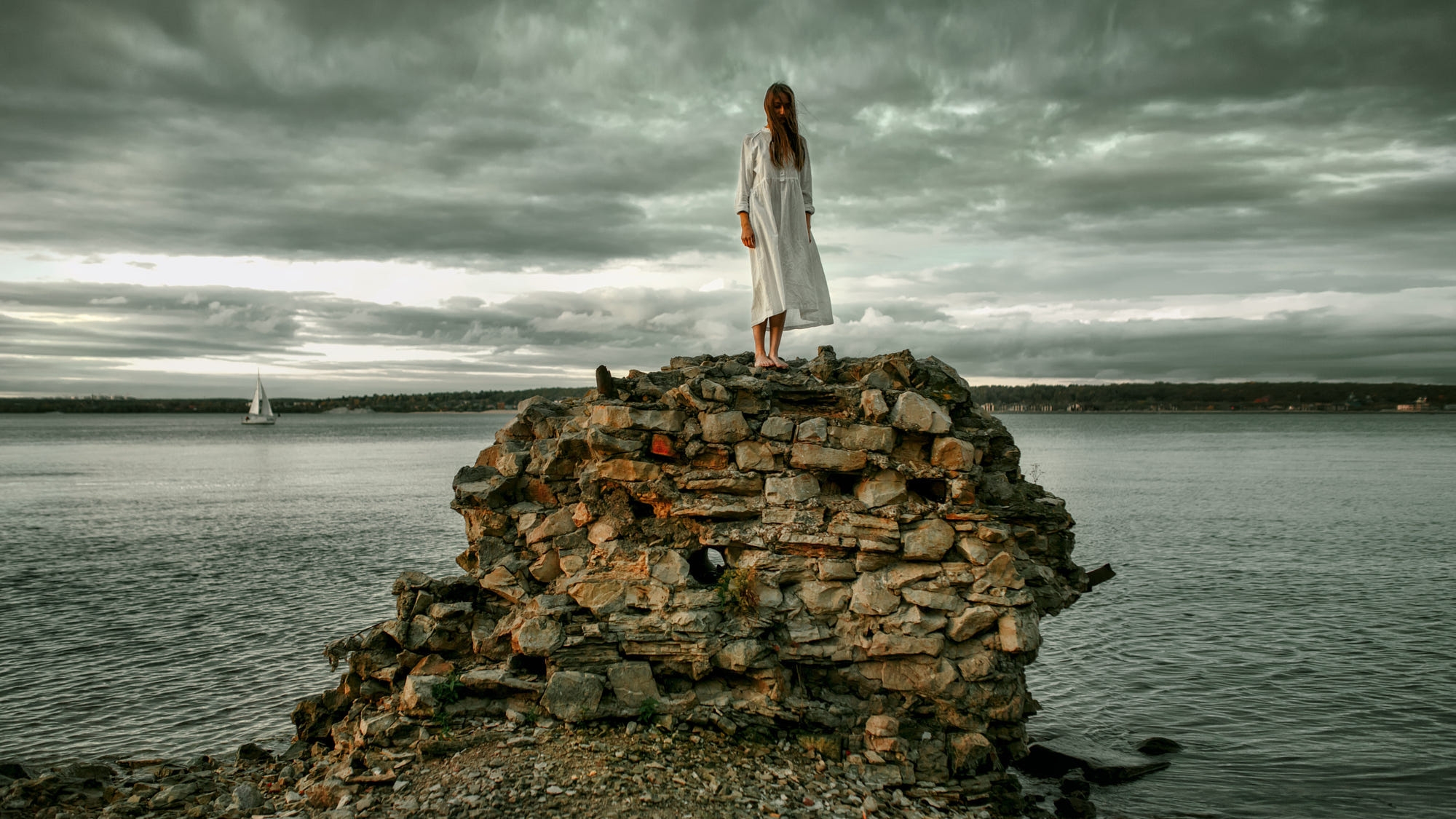 Грустное озеро. Девушка на Утесе. Женщина камень. Человек камень. Море с камнями с людьми.