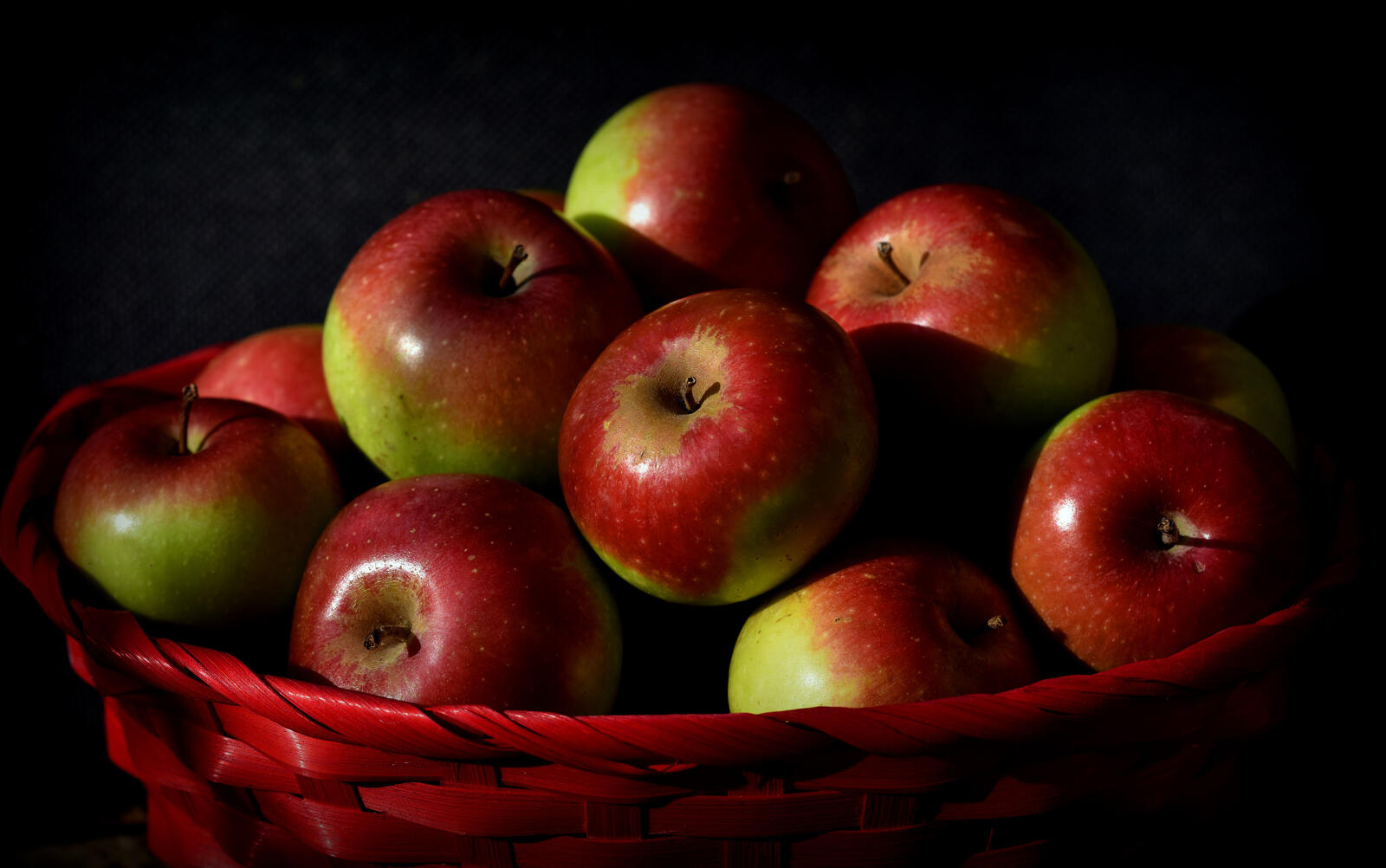 Free photo Red apples on a black background