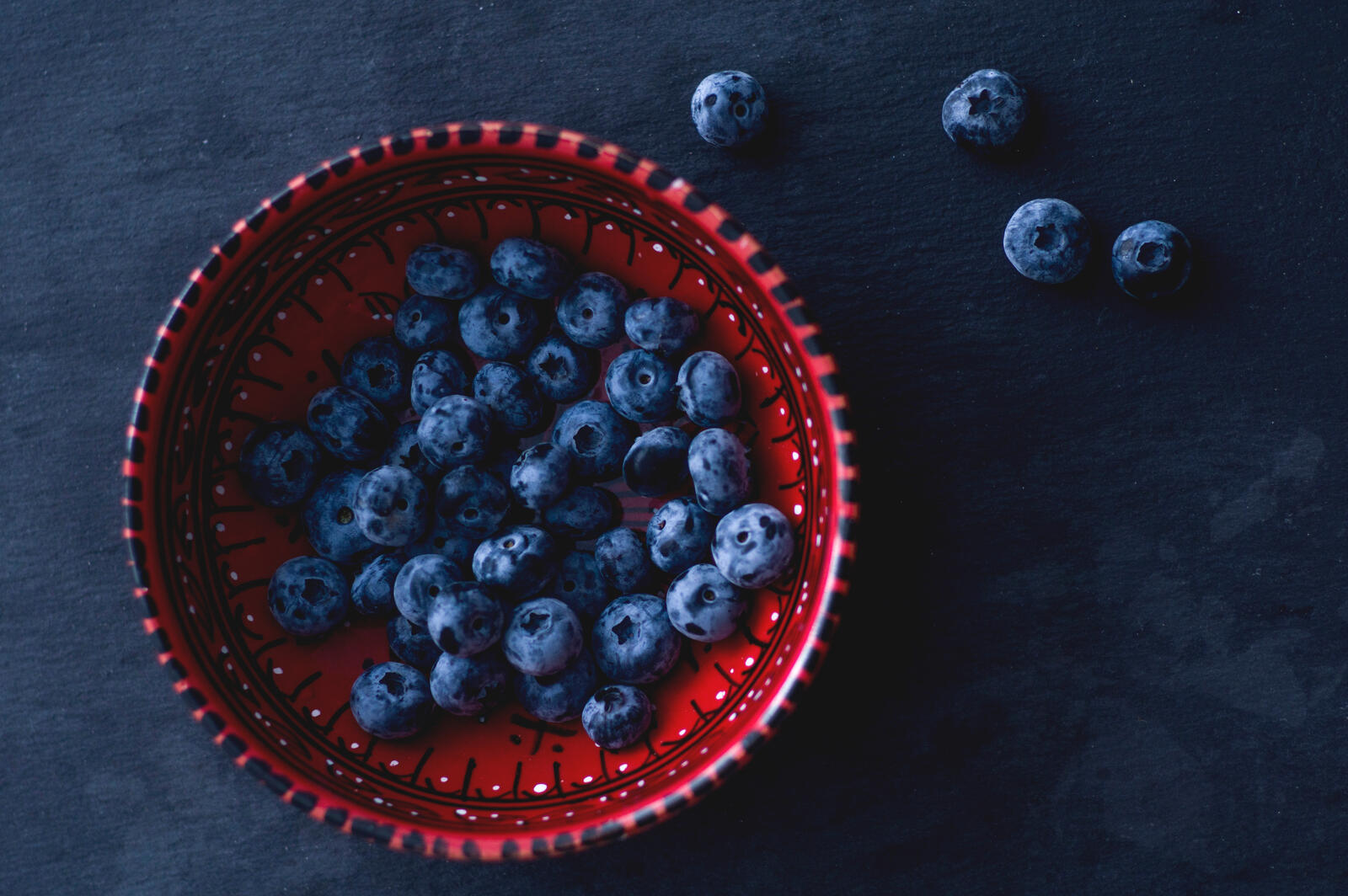 免费照片红碗里的蓝莓