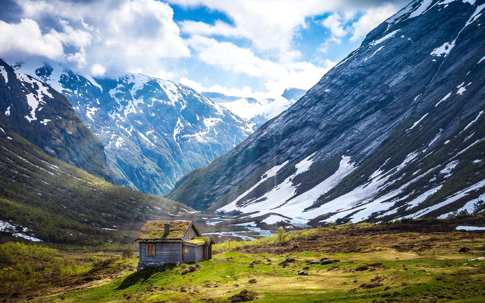 Бесплатное фото Норвегия - дом в ущелье горы