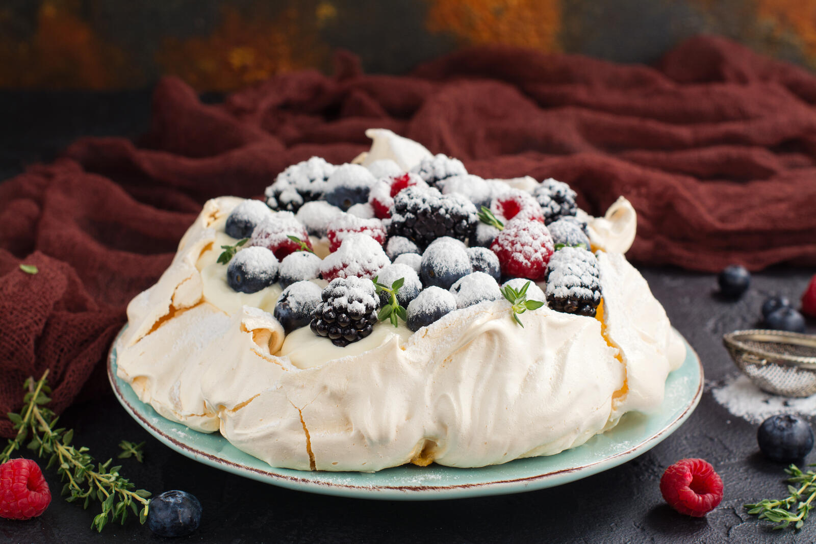 Free photo Cream cake with berries
