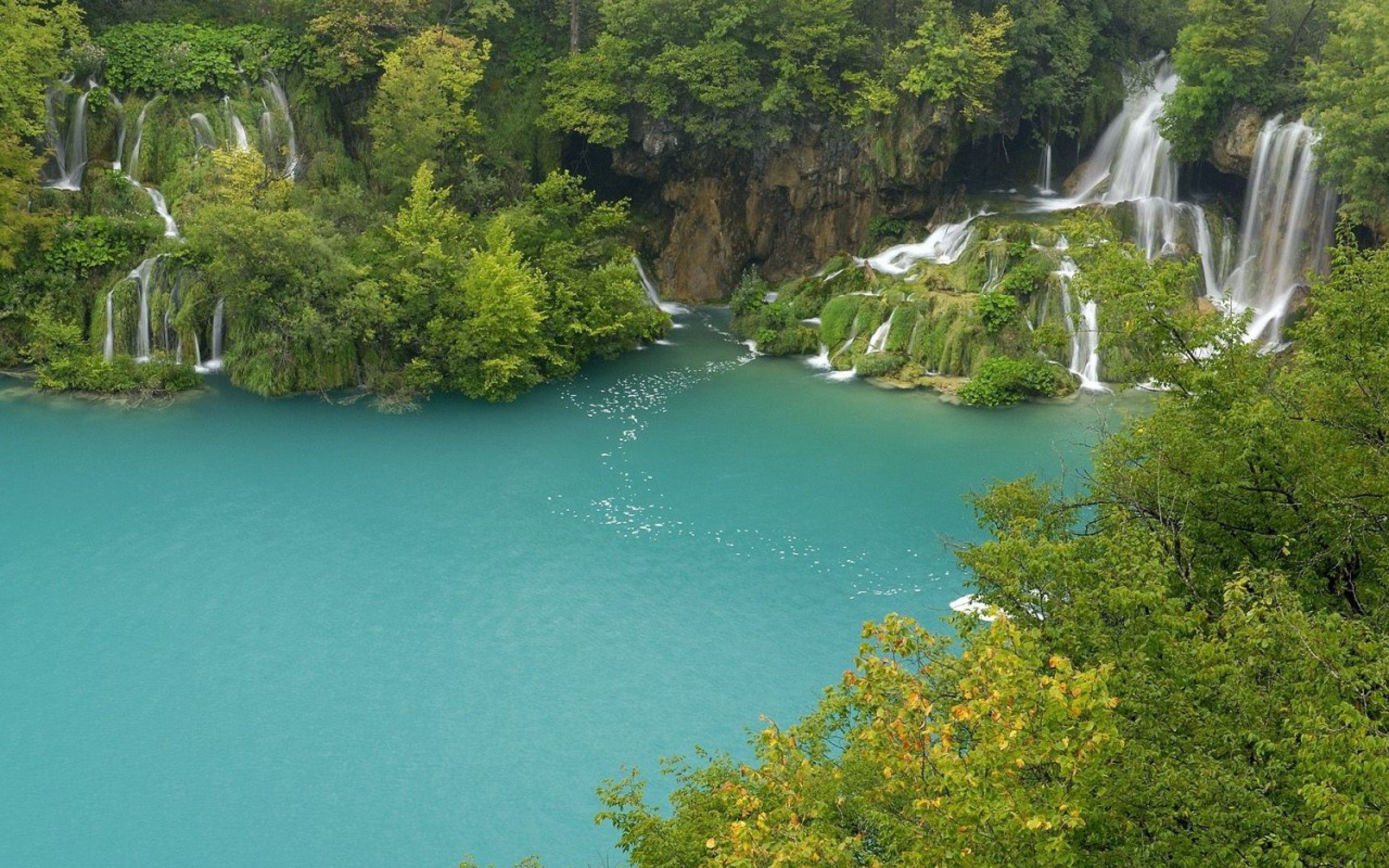 免费照片瀑布流入蓝色湖泊