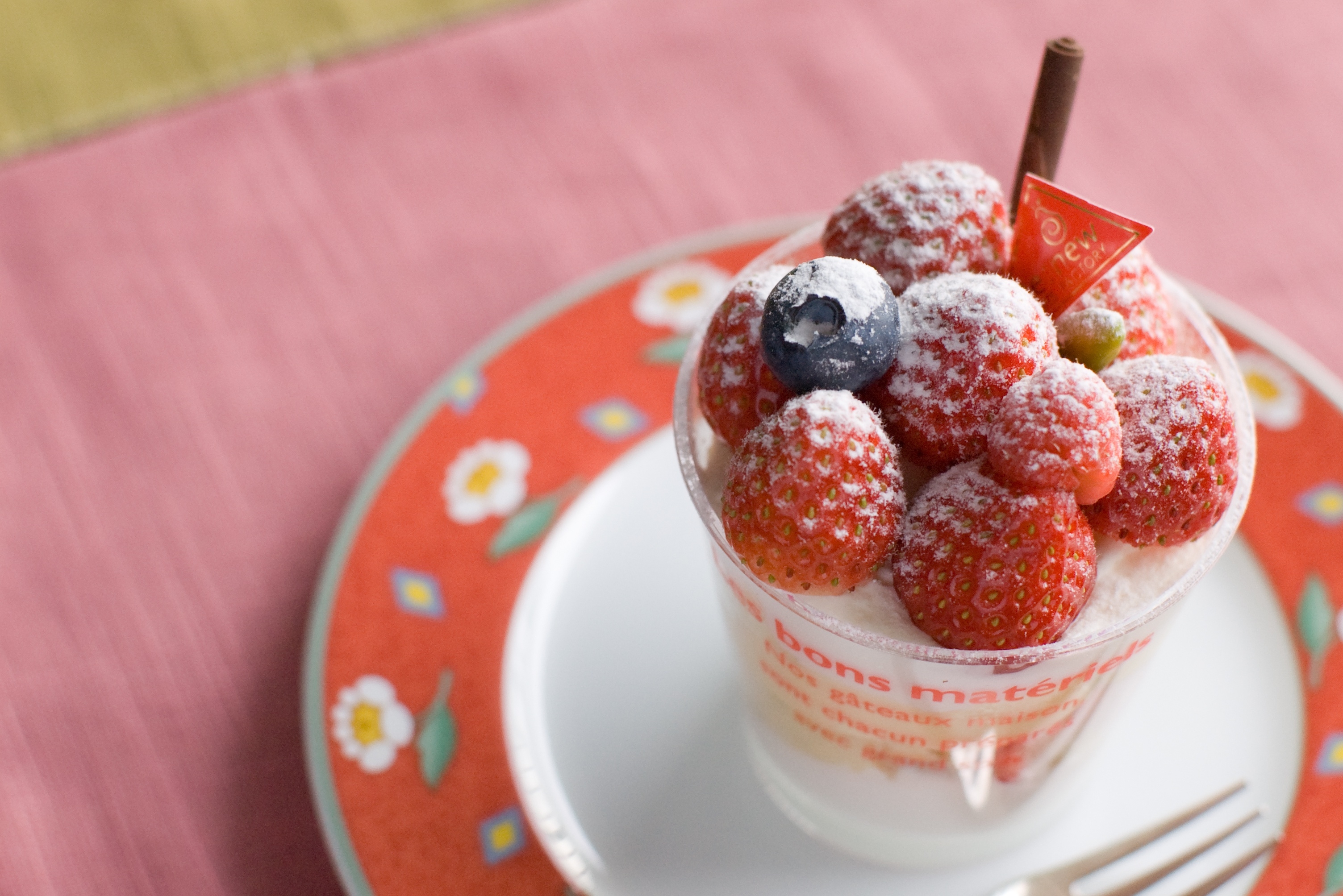 桌面上的壁纸草莓 甜点 水果