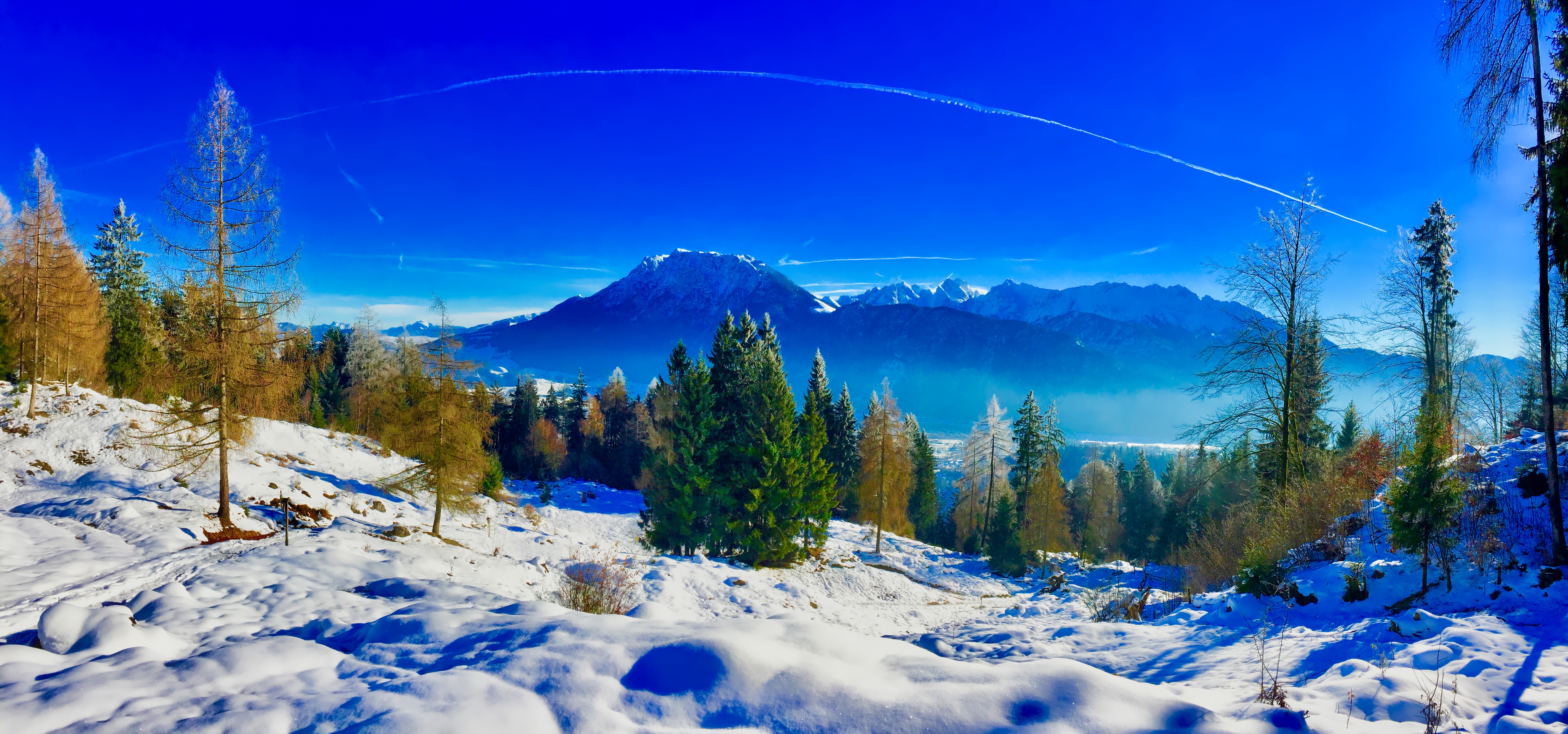 桌面上的壁纸冬季阿尔卑斯山全景，凯泽山脉位于基弗斯费尔登附近的因恩山谷上方 巴伐利亚 德国