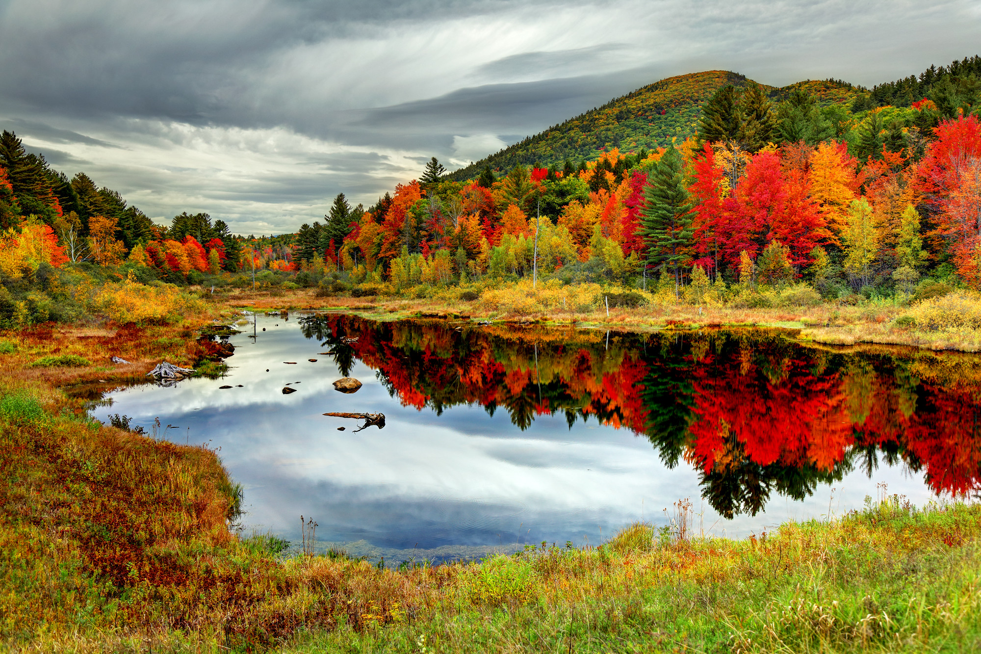 Виды осени. Нью Гэмпшир США природа. Леса ньюгемпщира осень. Потрясающие осенние пейзажи. Яркая осень природа вода.
