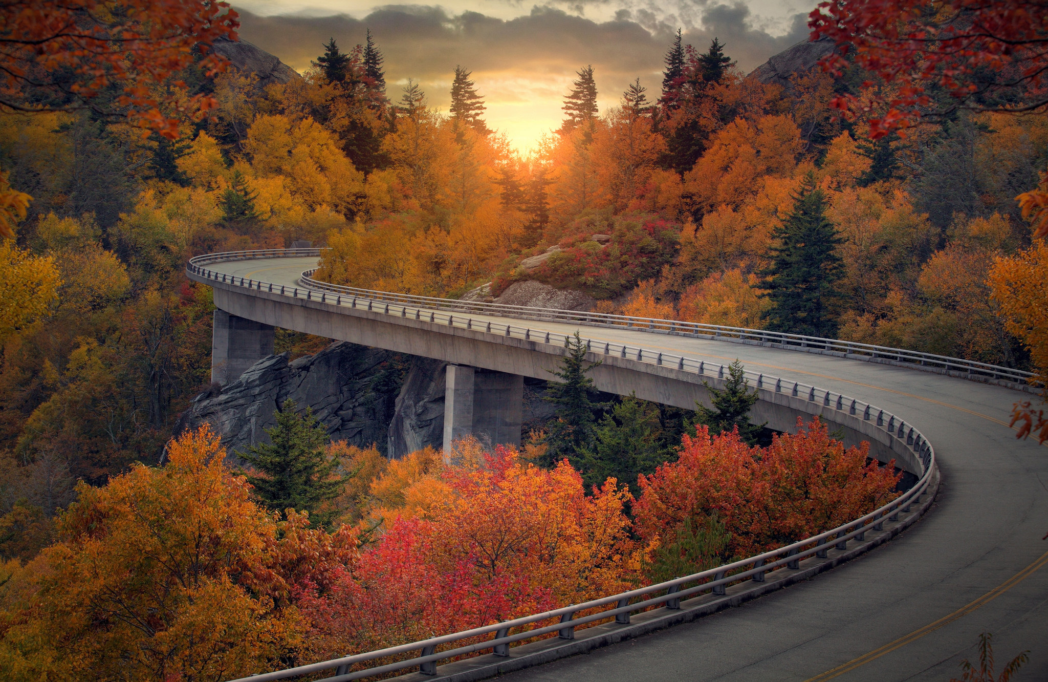 桌面上的壁纸秋季 道路 高速公路