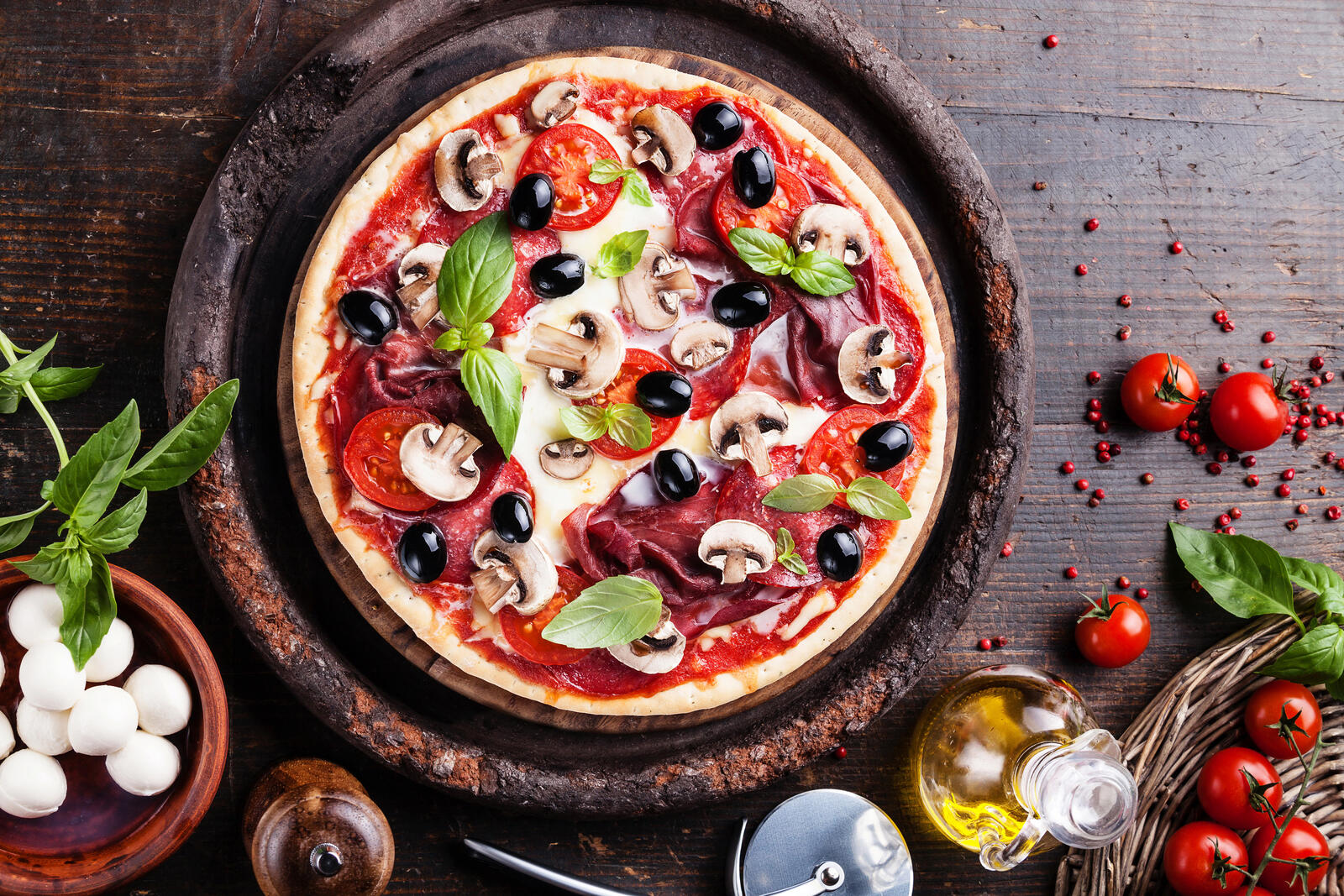 Free photo Tomato and olive pizza