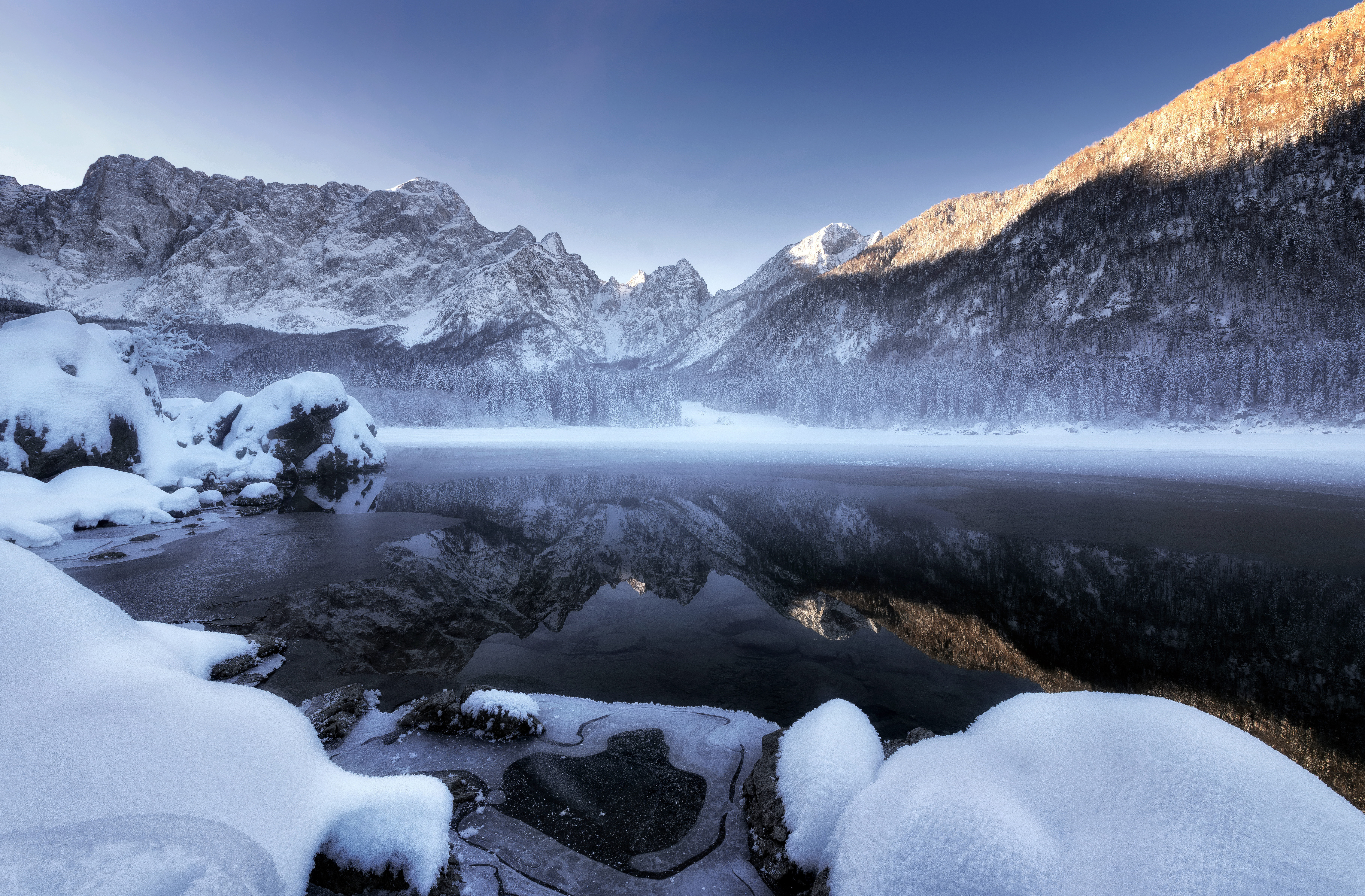 免费照片冬天的湖泊在山上