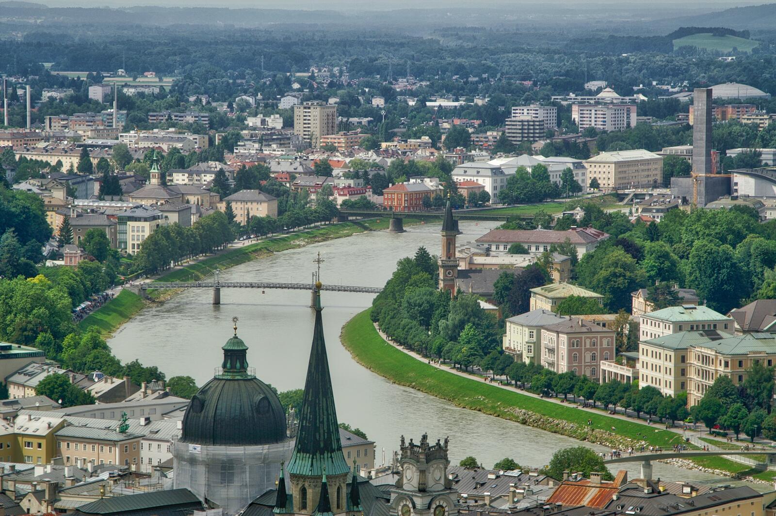 Обои Вид на Зальцбург с рекой Зальцах Австрия от замка Хоэнзальцбург на рабочий стол