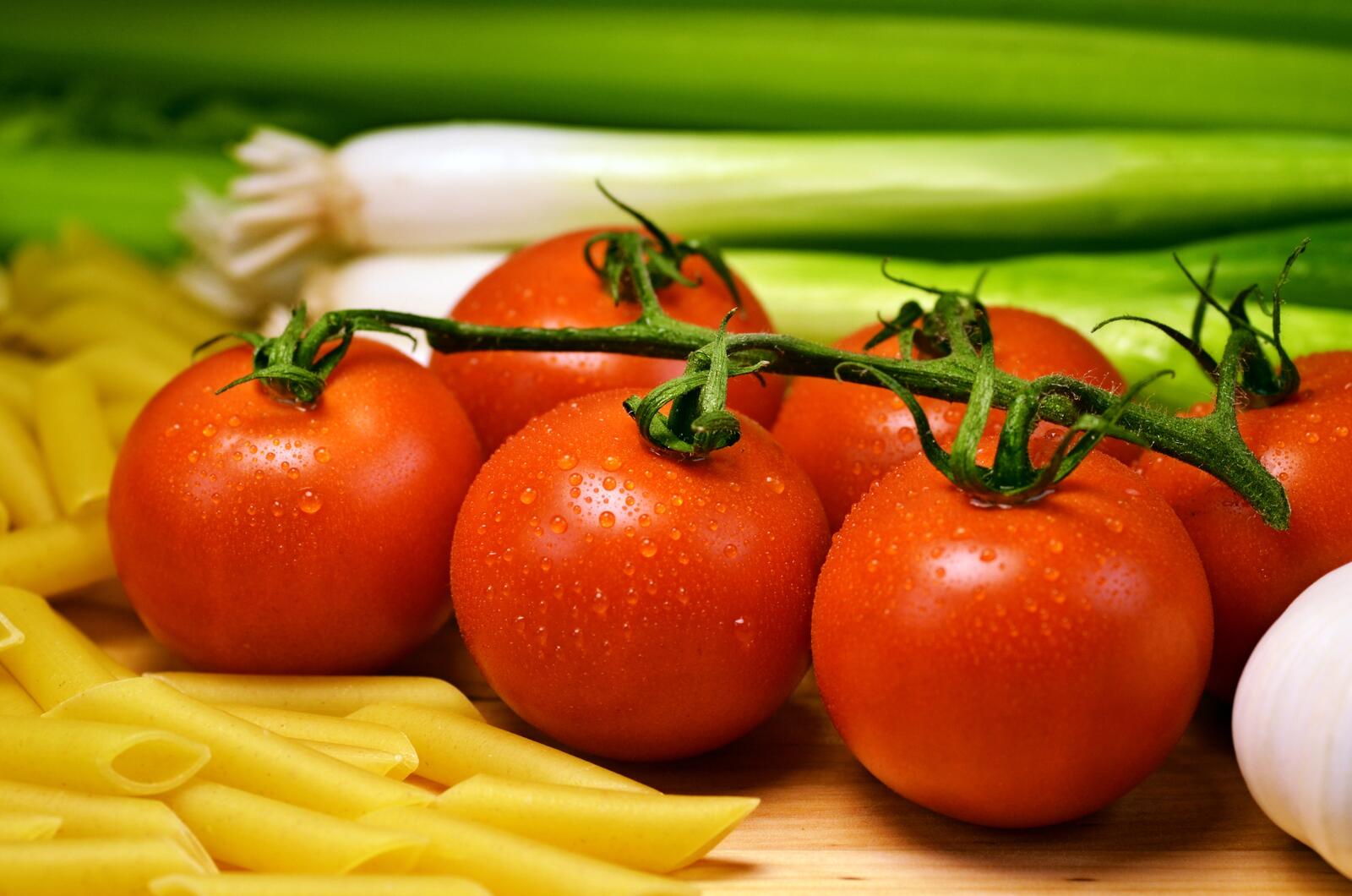 Wallpapers tomatoes onion pasta on the desktop