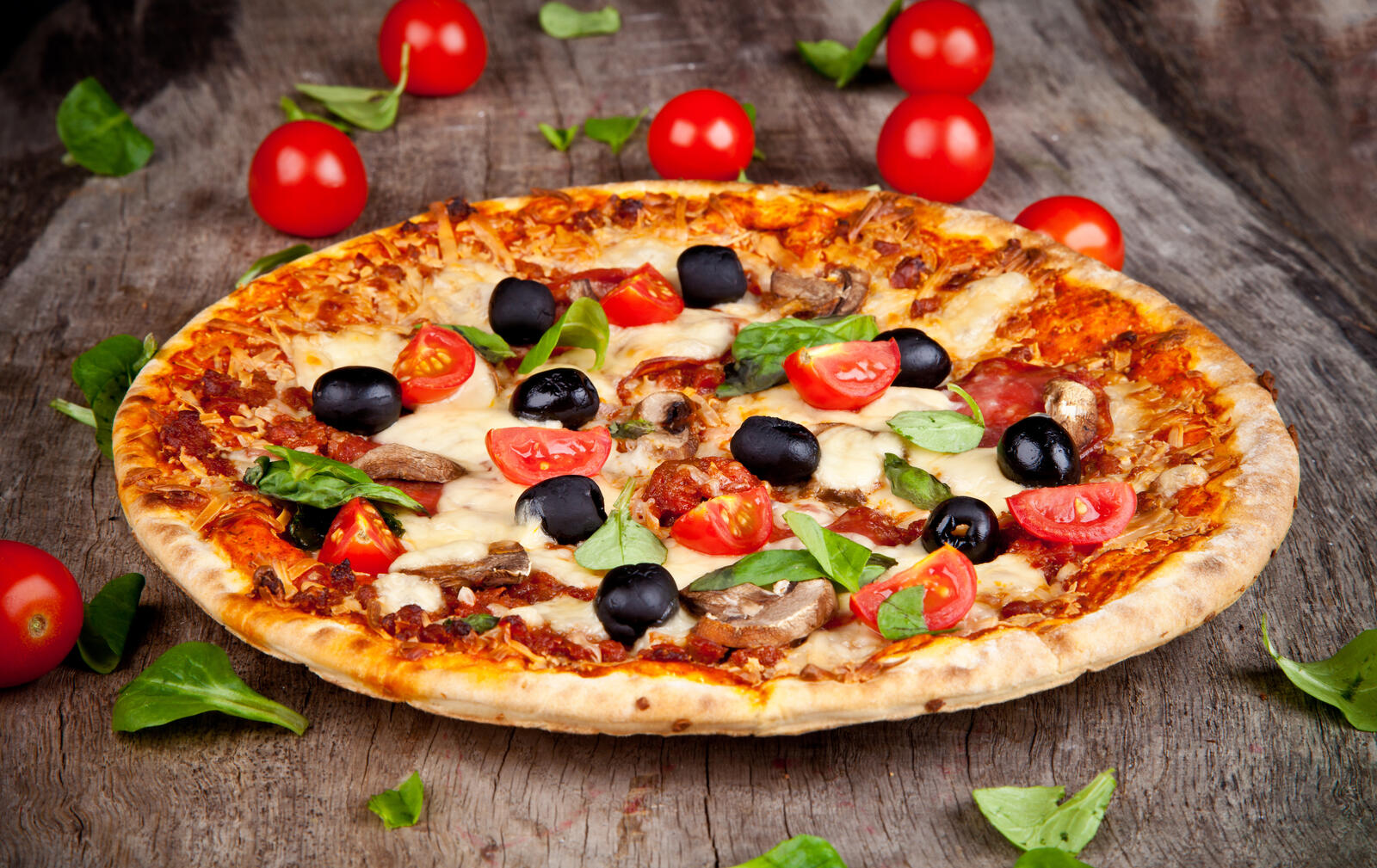 Бесплатное фото Пицца и помидорки