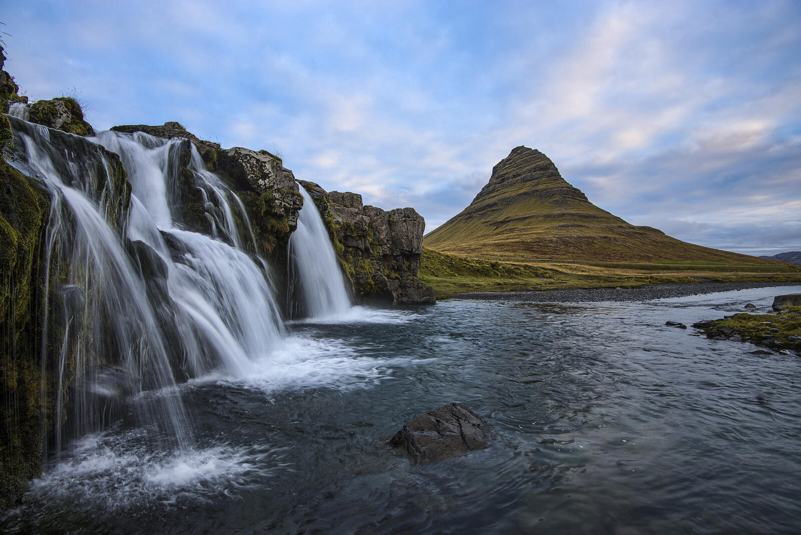 Обои Исландия водопад Киркьюфетль на рабочий стол