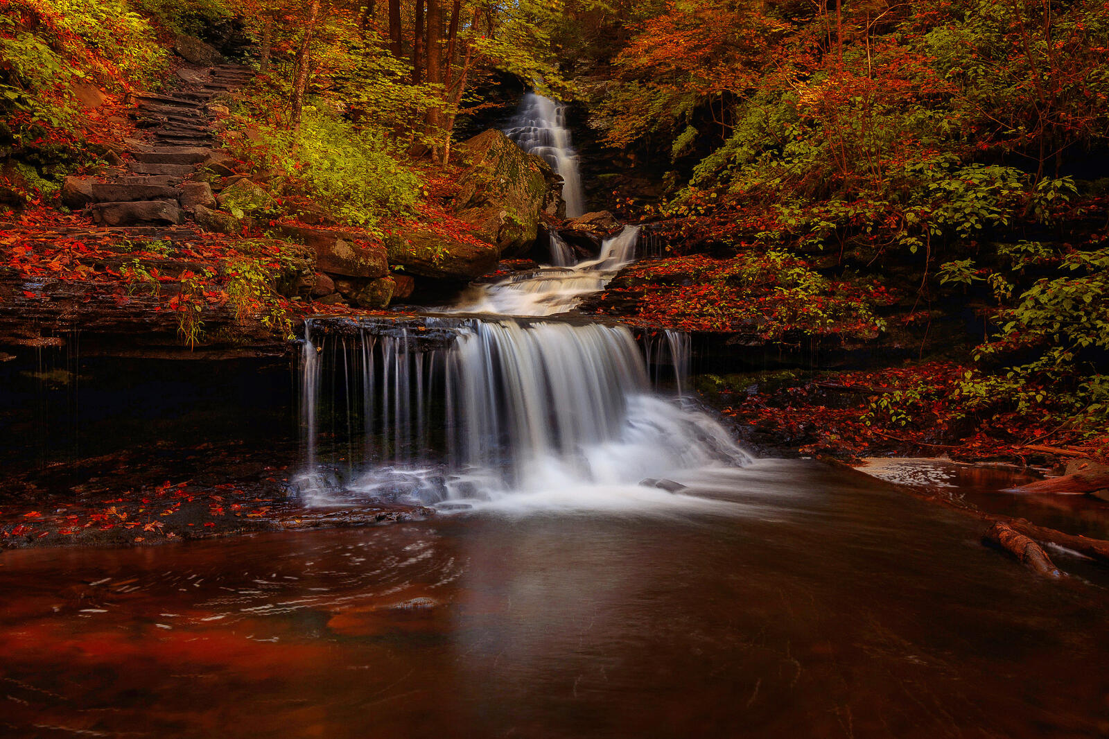 免费照片秋天的瀑布在一个五彩缤纷的森林里