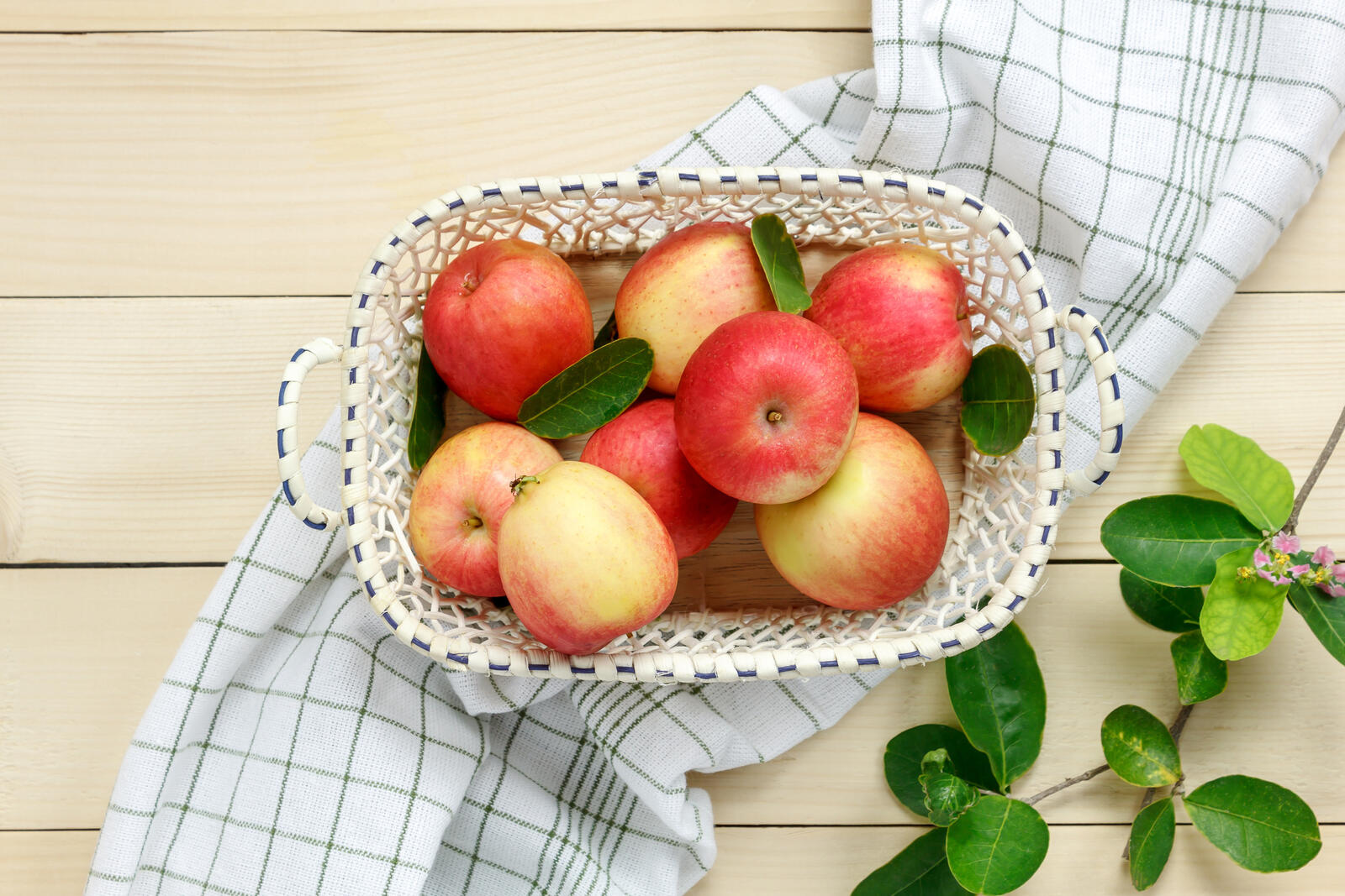Бесплатное фото Желто-красные вкусные яблочки